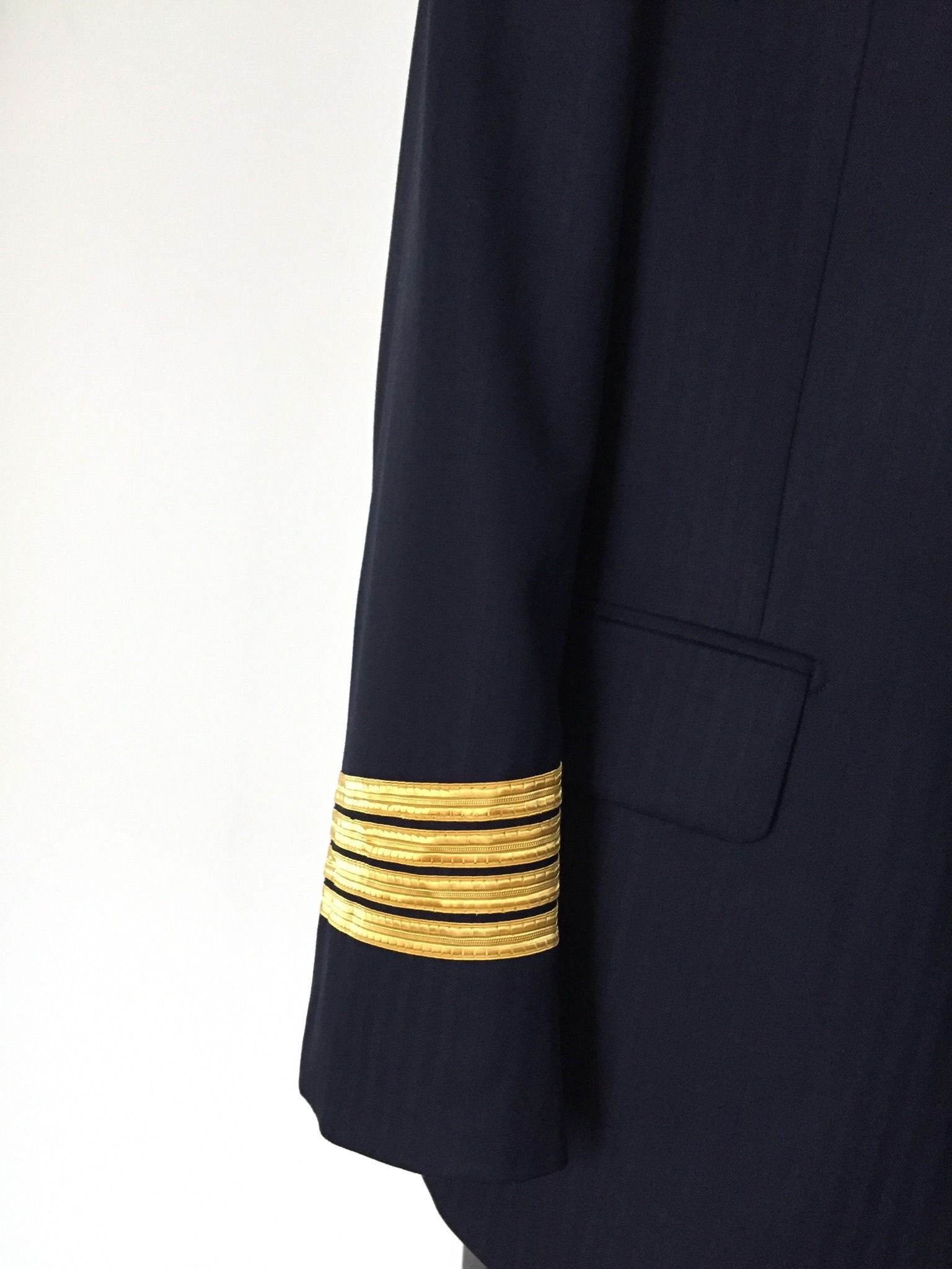 Manche de veste de pilote bleu marine ornée de quatre galons dorés