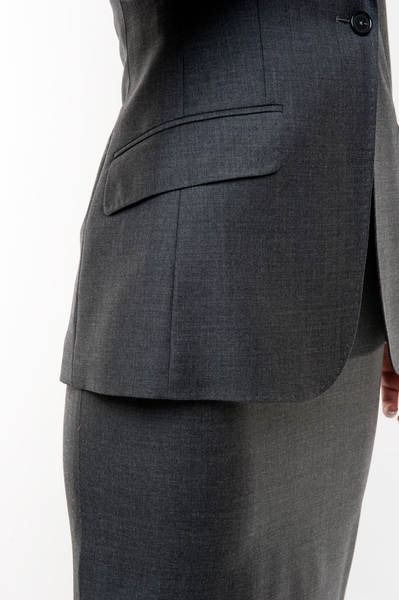 Tailleur gris anthracite porté, détail de la veste et de la jupe